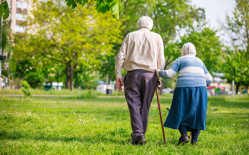 senior-couple-walking-ageing-in-placeP6QYT6K-2